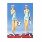 Figurine de Rei Ayanami sur un court de tennis